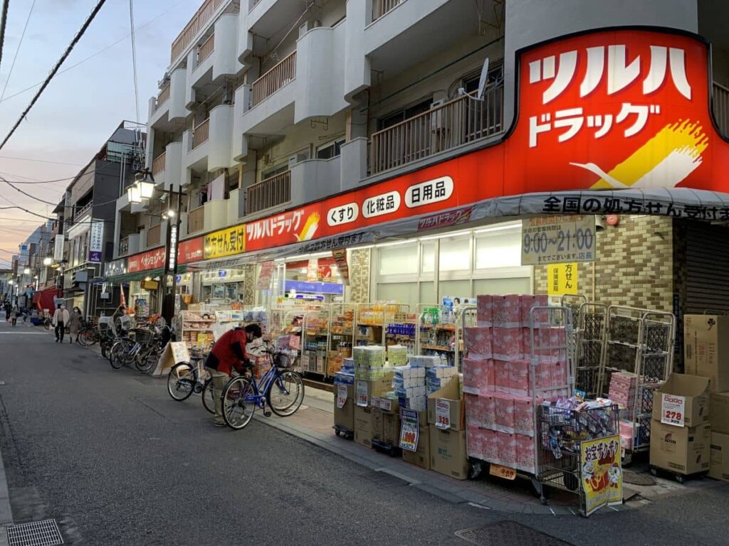 ツルハドラッグ　梅屋敷商店街